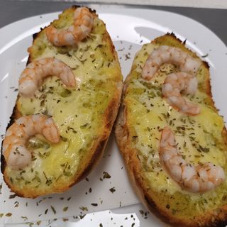 Pan de ajo con queso y langostino orégano