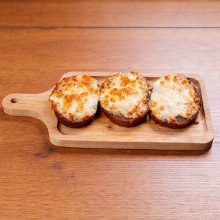 ნივრიანი პურები ყველით