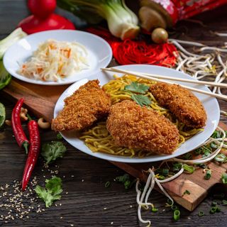 68. Filet z ryby serwowany z surówką