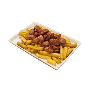 Salchipapas con queso fundido