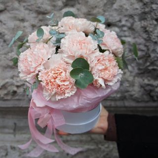 Pudełko z delikatnymi różowymi goździkami