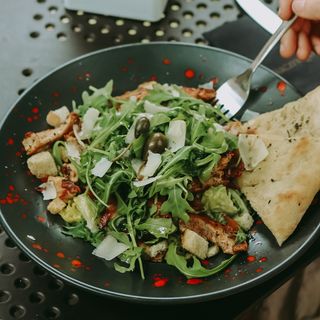 Sałatka z kurczakiem z grilla