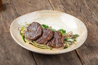 Медальоны из телятины с фасолью и грибами с перечным соусом 