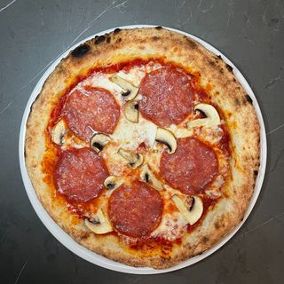 Pizza salame e funghi