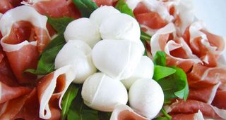 Prosciutto crudo e mozzarella di bufala campana