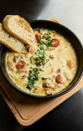 Мідії в вершковому соусі з чері та дор-блю