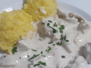 Pui cu sos de ciuperci si smantana