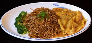 Mee kering, fideos con salsa soja con curry pollo (gluten)
