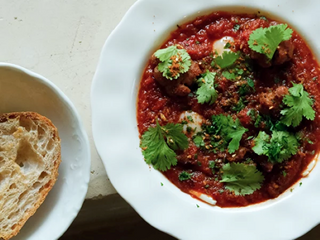 Shakshuka z kiełbaskami