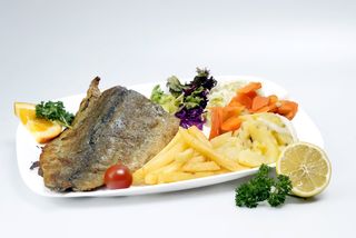 Očišćena sveža pastrmka na žaru porcija