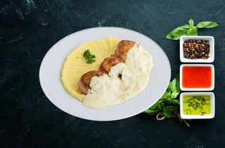 Punjeni pileći medaljoni u sosu od pečuraka