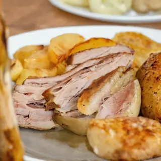Vratina sa žara,pečeni krumpir,salata
