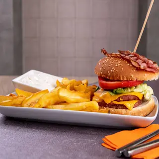 Hamburger cu cartofi prajiti si sos agape