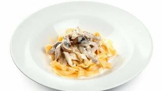 Паста с курицей и грибами