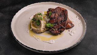 Яловичий язик з трюфельним пюре та грибним соусом (110/100/40 г)