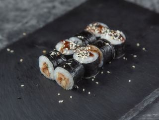 Макі з вугрем (132g)