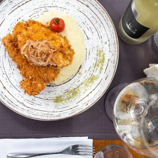 Piept de pui în crustă de parmezan