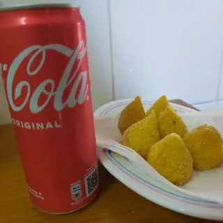 6 mini coxinhas de frango (fritas na hora) + coca cola 330ml 