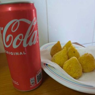 6 mini coxinhas de frango (fritas na hora) + coca cola 330ml 