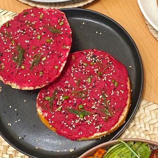 Bagel hummus à la betterave