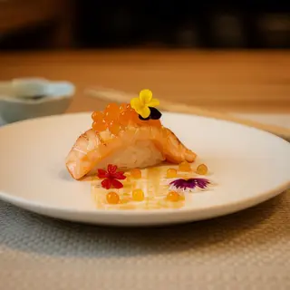 Nigiri De Salmón Aburi Y Salsa Nikiri (2 Pzs.)