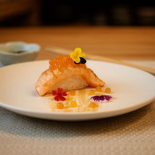 Nigiri De Salmón Aburi Y Salsa Nikiri (2 Pzs.)