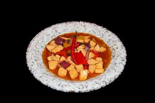 114-Pollo in salsa piccante cipolle, peperoni e arachidi