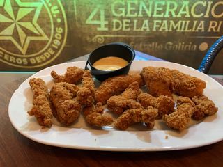 Tapa De Pollo Frito Estilo Kentucky Con Salsa De Miel Y Mostaza