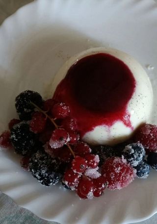 Panna cotta con frutti di bosco