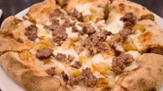 1. Mozzarella, salsiccia, patate al forno, provola e basilico