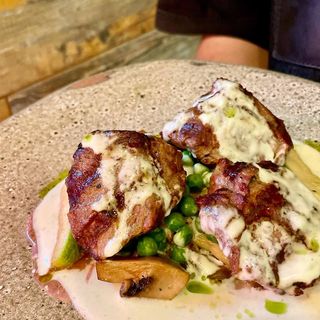 Стейк Міньйон з овочами та вершковим соусом