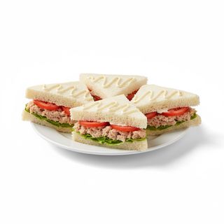 Tramezzino con tonno, maionese, insalata e pomodoro