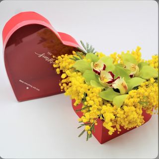 Cuore di Orchidee e Mimosa in Scatola alla forma di cuore 