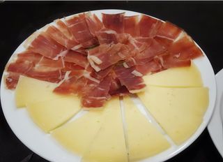 Tapa De Jamón Y Queso