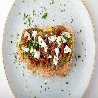 Tosta De Berenjena Ahumada, Cabra Y Miel