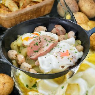 Tapa De Huevos Rotos Con Paté Y Champiñones