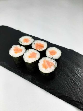 10.Hosomaki z wędzonym łososiem 6szt.