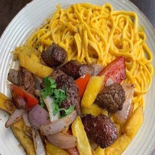 Tagliatelle A La Huancaína Con Lomo Al Jugo