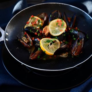 მიდია ღვინის სოუსში