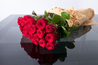 3 rose rosse a gambo lungo