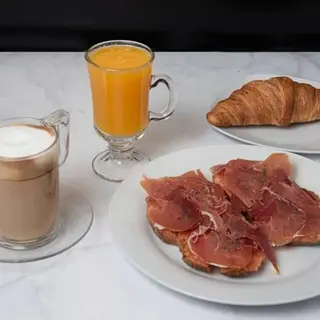 Menú Lap Single, Desayuno y Merienda:  Vaso Zumo Natural (8oz)  + Bebida Caliente, + Tostada Premium (1ud) + Dulce De Pastelería