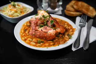 Ciolan afumat de porc cu iahnie de fasole