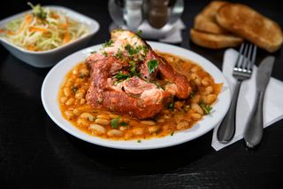 Ciolan afumat de porc cu iahnie de fasole