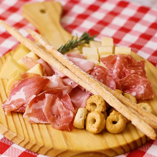 Selección Mixta De Embutidos Y Quesos Italianos Gourmet