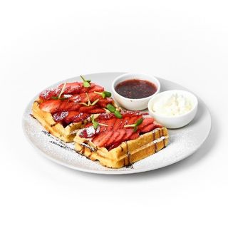 Бельгийские вафли с сезонными ягодами и фирменным кремом (380 г)