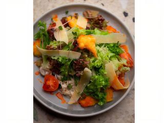 Теплий салат з хрумкою куркою (330г)