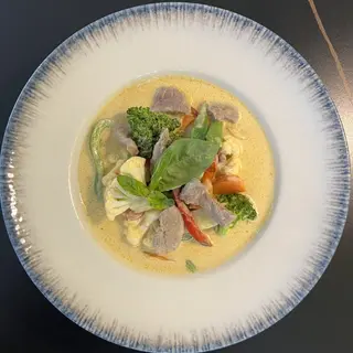 CURRY AMARILLO DE TERNERA ACOMPAÑADO CON ARROZ JAZMÍN