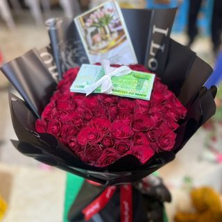 Red Table Bouquet With Gift Money Of 100K of 7 batches of 20 stems 