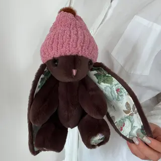 Іграшка Кролик кавовий з рожевою шапкою 