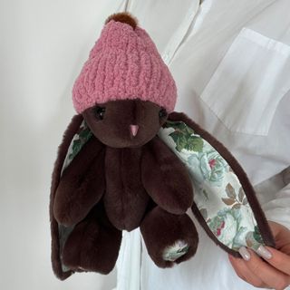 Іграшка Кролик кавовий з рожевою шапкою 